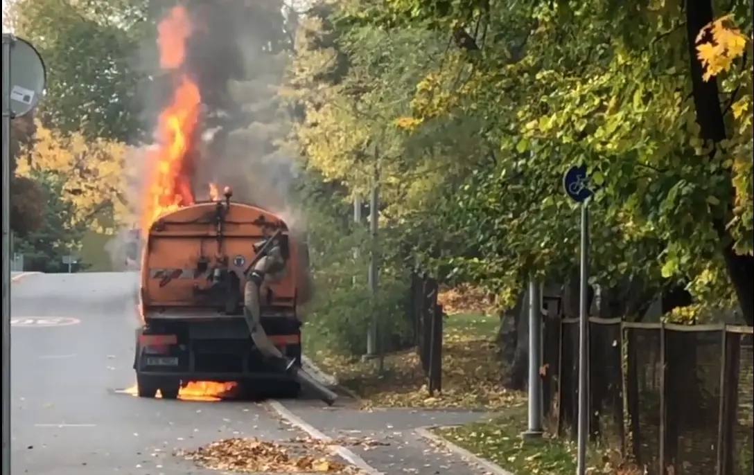 Kõik on sügiseselt oranž: lehed, auto ja leek