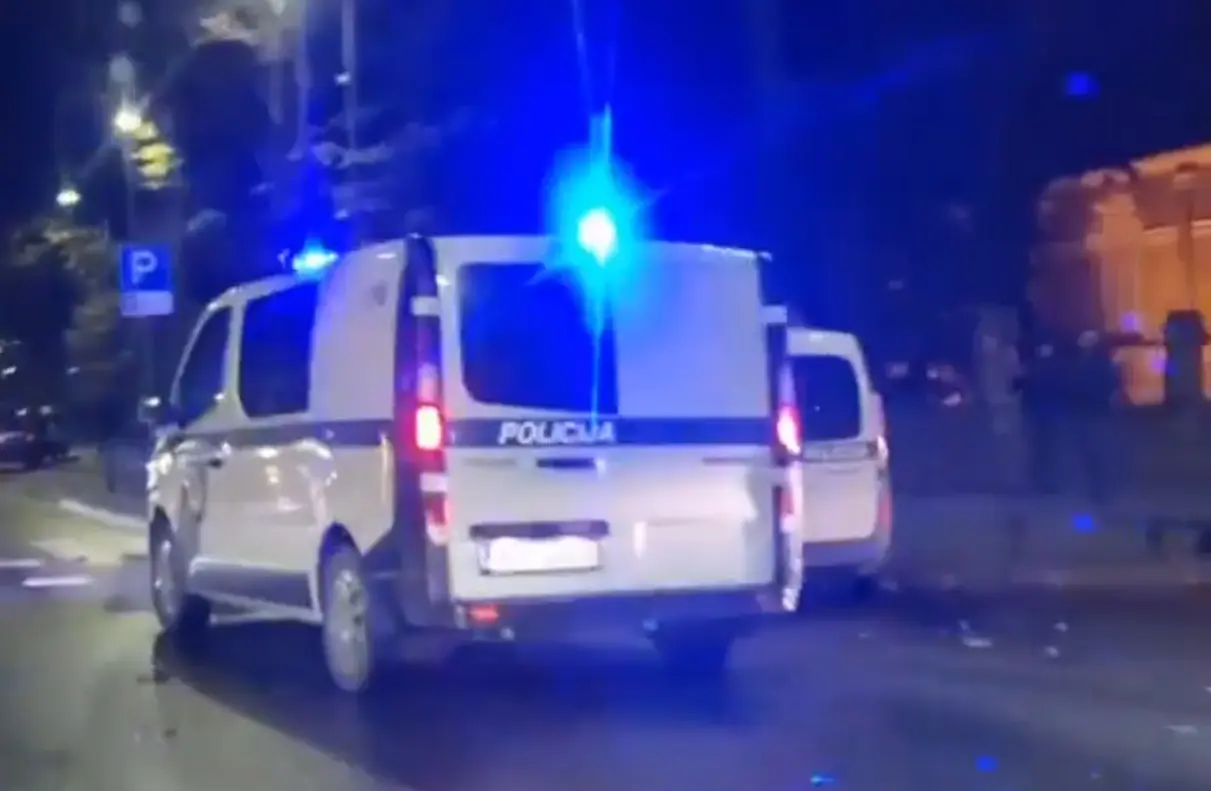 Lätis tegi politseiauto avarii