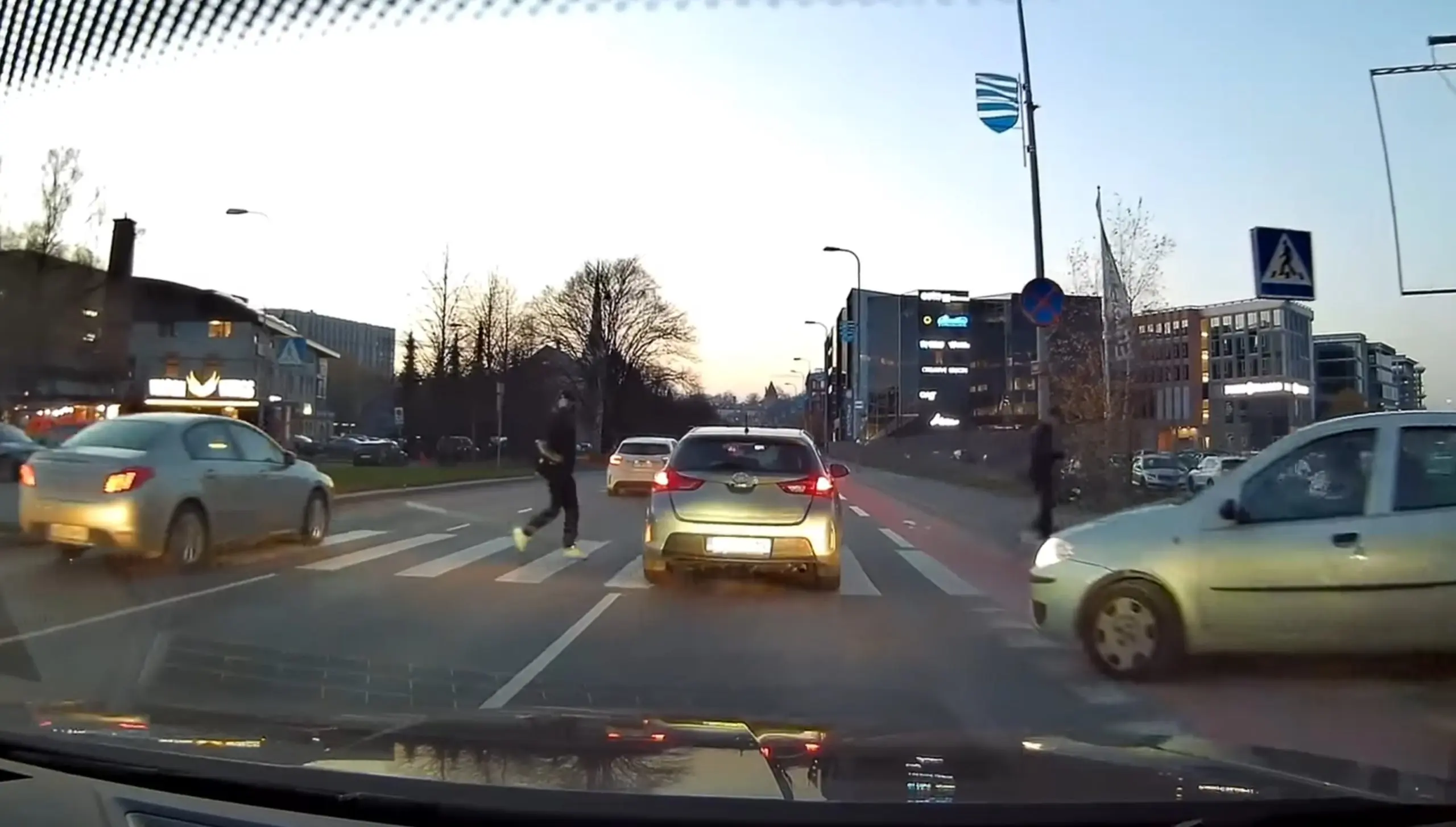 Autojuhid sunnivad jalakäijaid liikuvate sõidukite vahel teed ületama