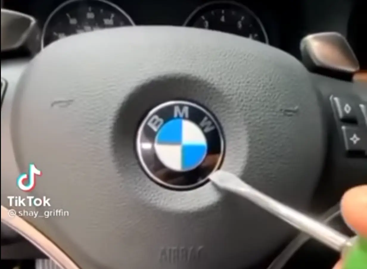 Kuidas eemaldada roolilt BMW logo