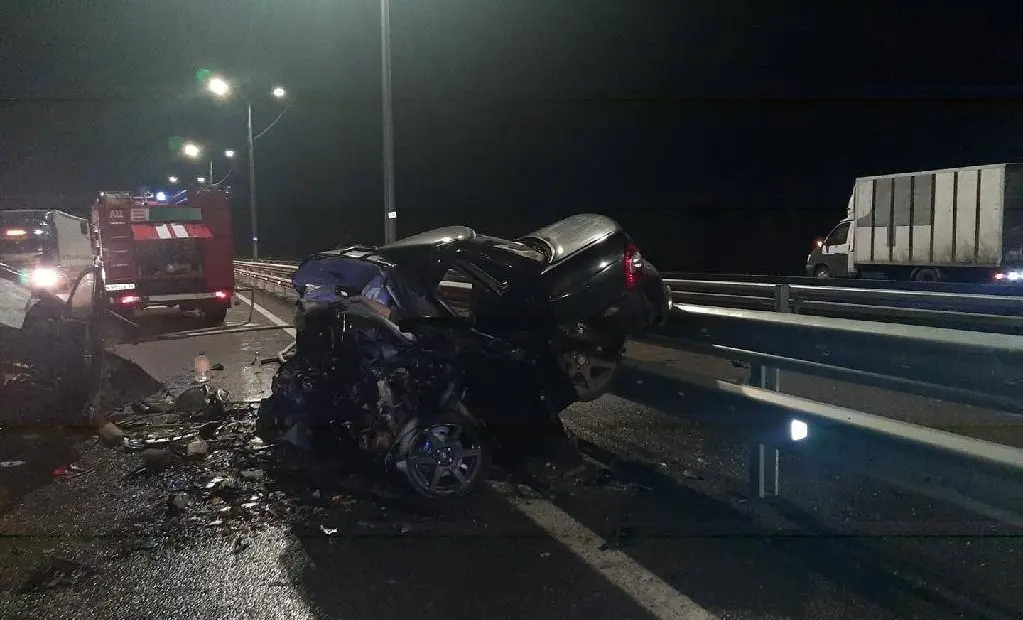 Vaata, mis jäi järele suurel kiirusel laupkokkupõrkesse sattunud autodest