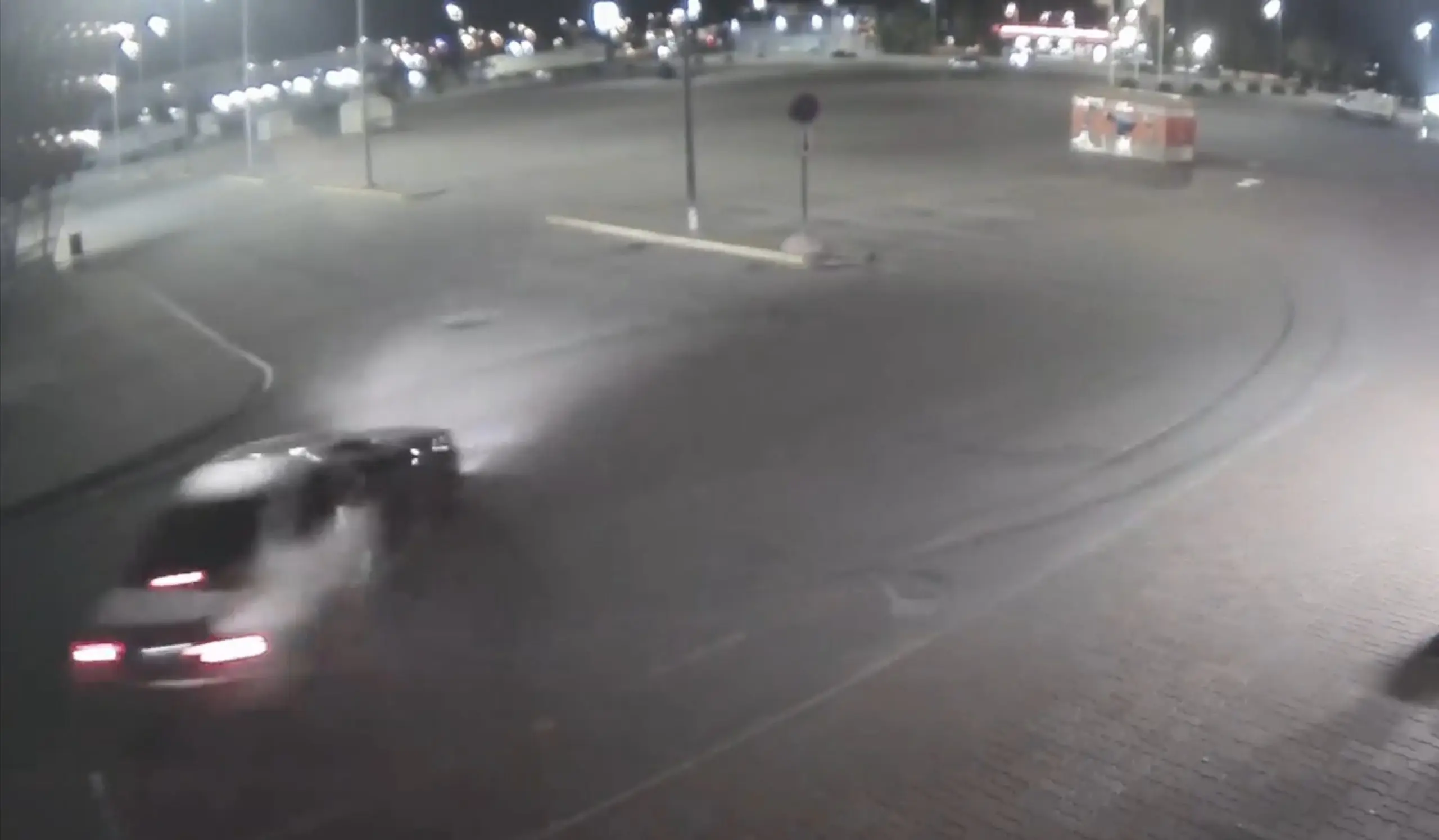 Meeldib driftida tühjal parkimisplatsil? Mis saakski valesti minna?