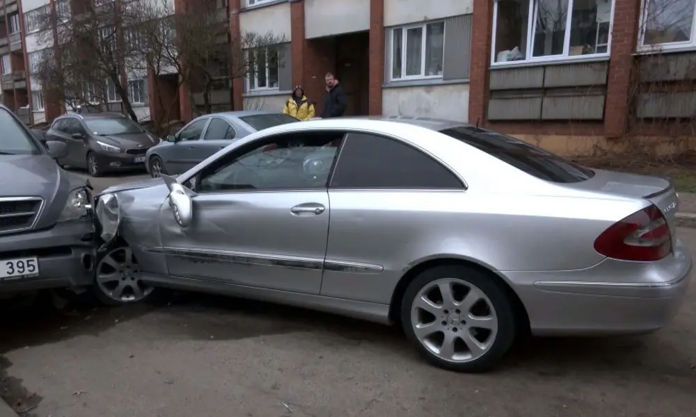 Roolijoodik rammis korrusmaja ees parkivaid autosid ja jooksis seejärel politsei eest ära