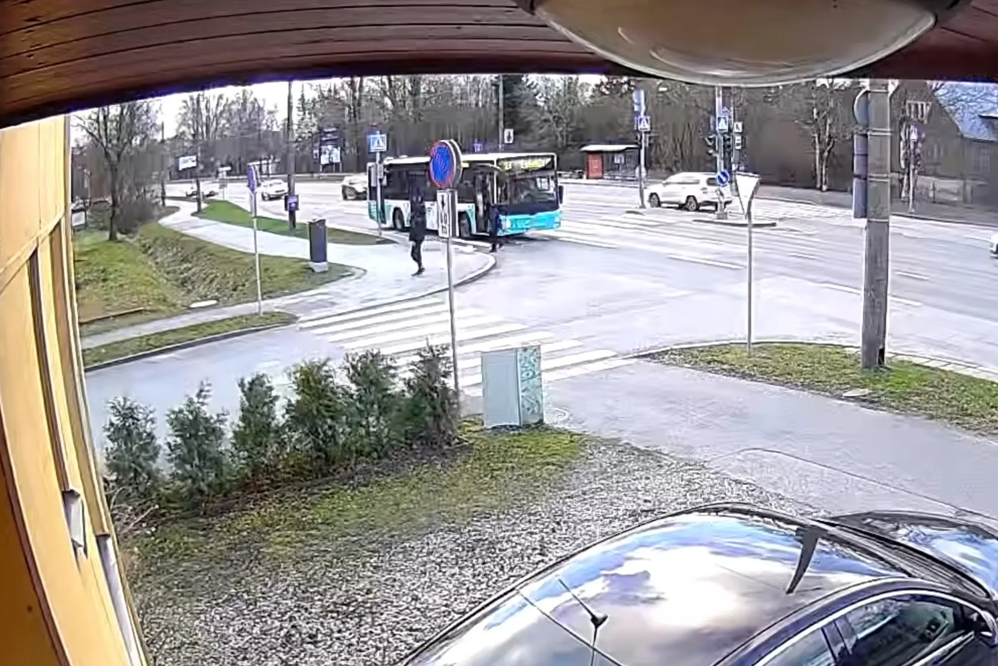 Täiesti heast peast lõi bussi akna sisse?