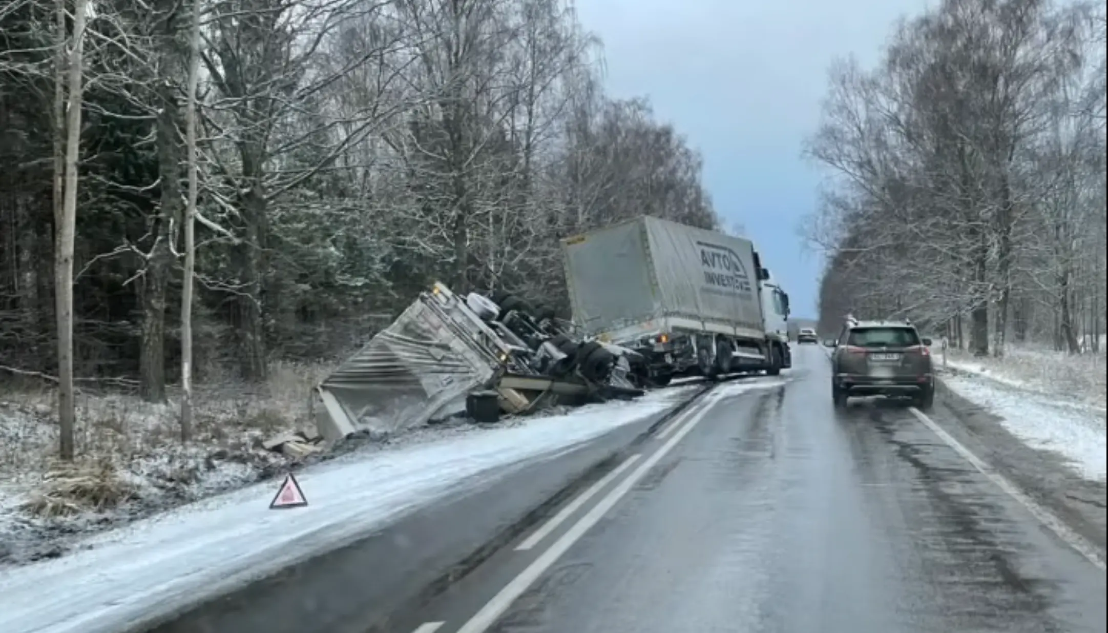 Lätis sadas ka lund. Politsei soovitab kõigil autojuhtidel igaks juhuks sõitma mitte minna