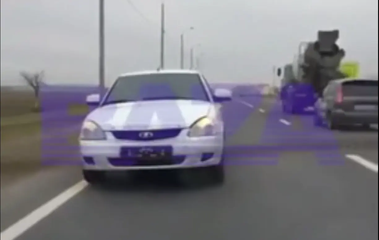 Poisid tahtsid filmida lihtsalt ühe ägeda video oma autost. Video kukkus välja veelgi ägedam