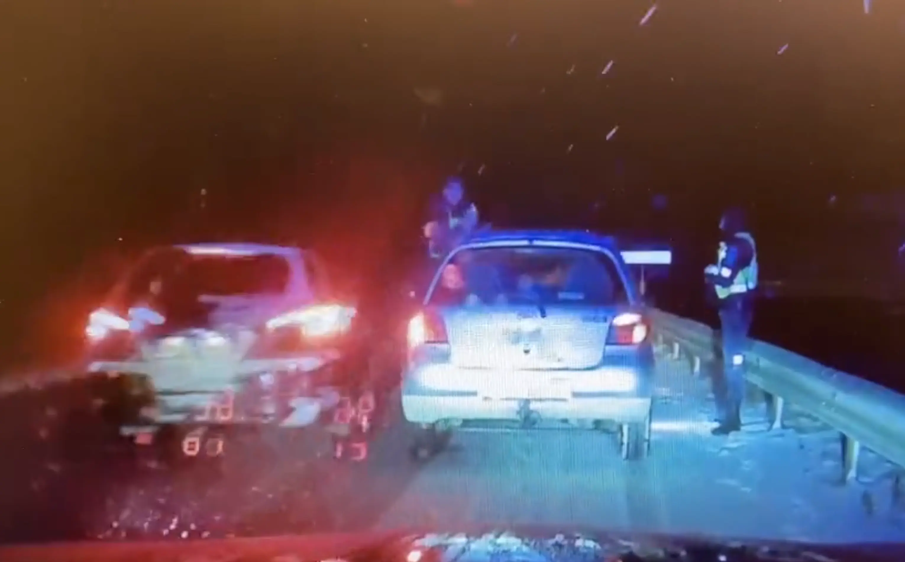 Kihutanud auto oleks äärepealt teist sõidukijuhti menetlenud politseiniku alla ajanud