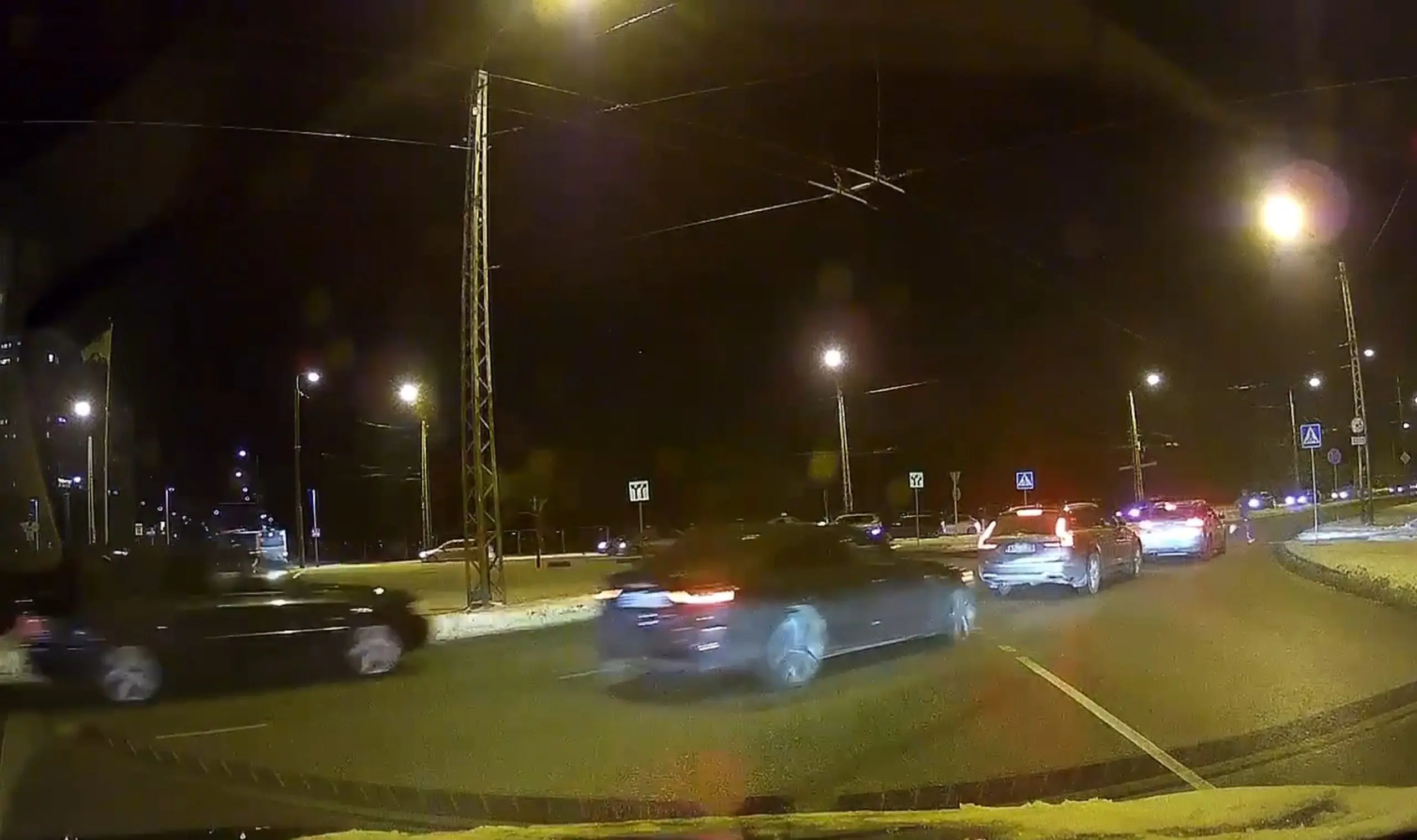 Kokkupõrge ringristmikul jalakäijale teed andnud autodega