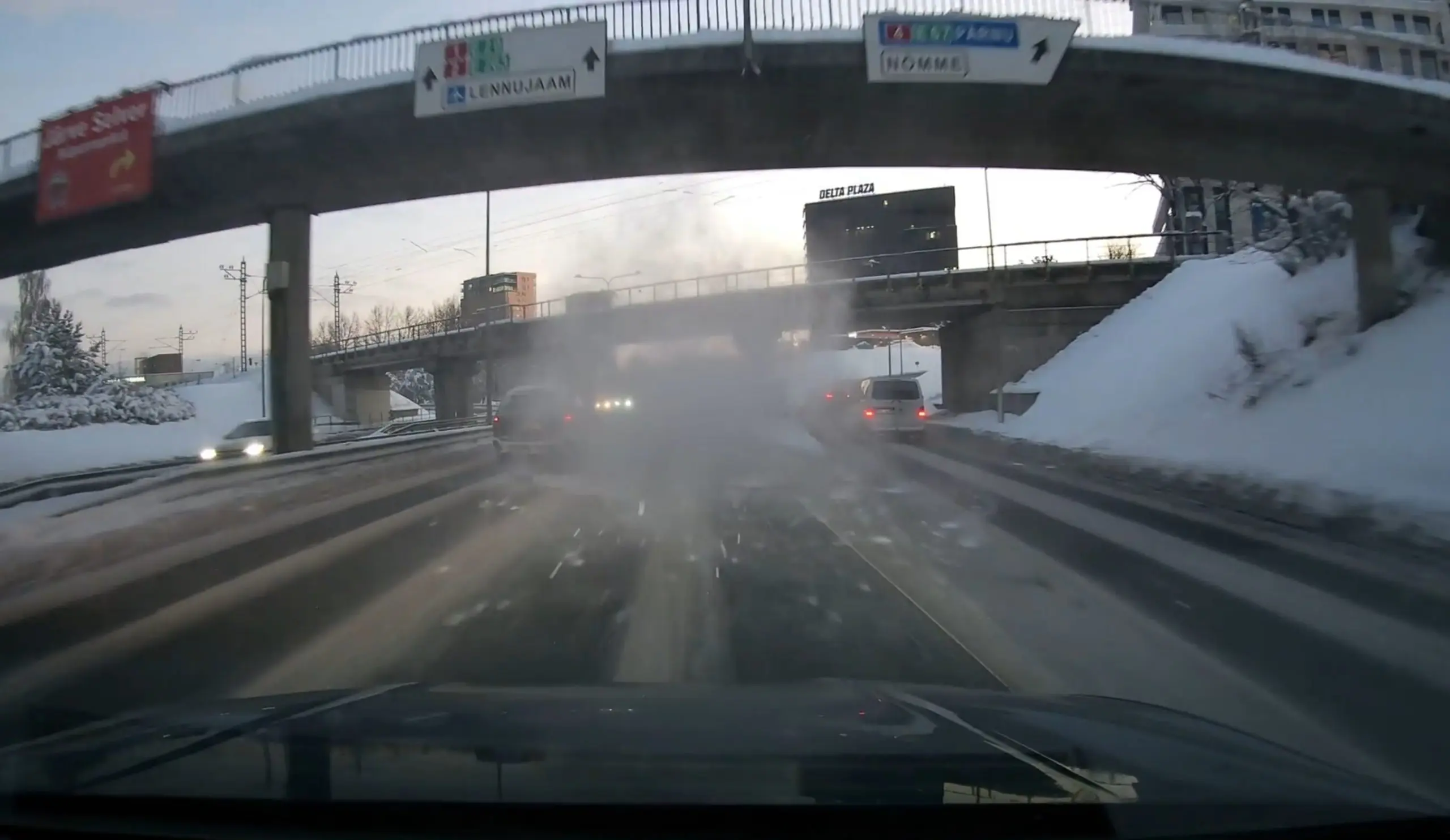 Auto enne sõidu alustamist lumest puhtaks!