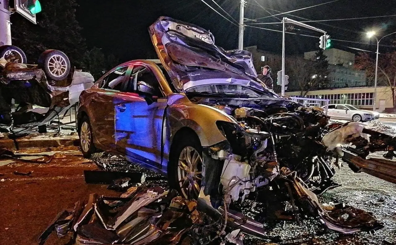 Politsei eest põgenenud auto tegi suurel kiirusel avarii, milles said surma kaks inimest