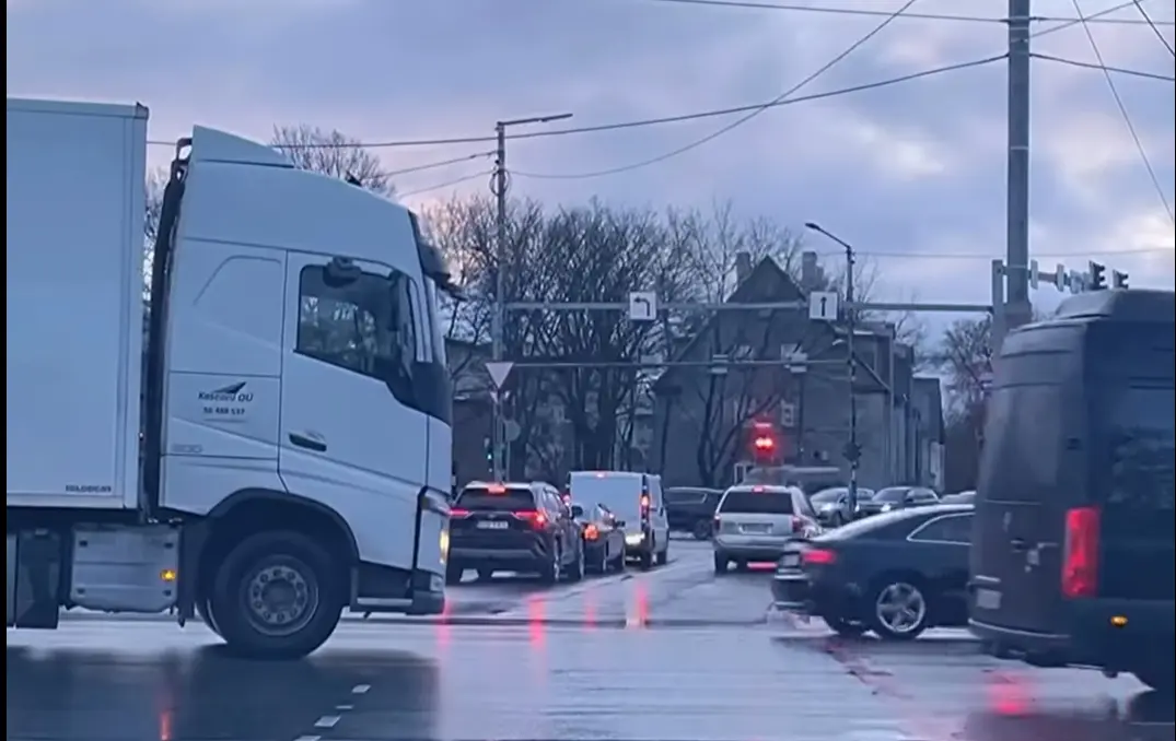 Veoauto sõitis hommikusel tipptunnil autosid täis ristmikul tagurpidi
