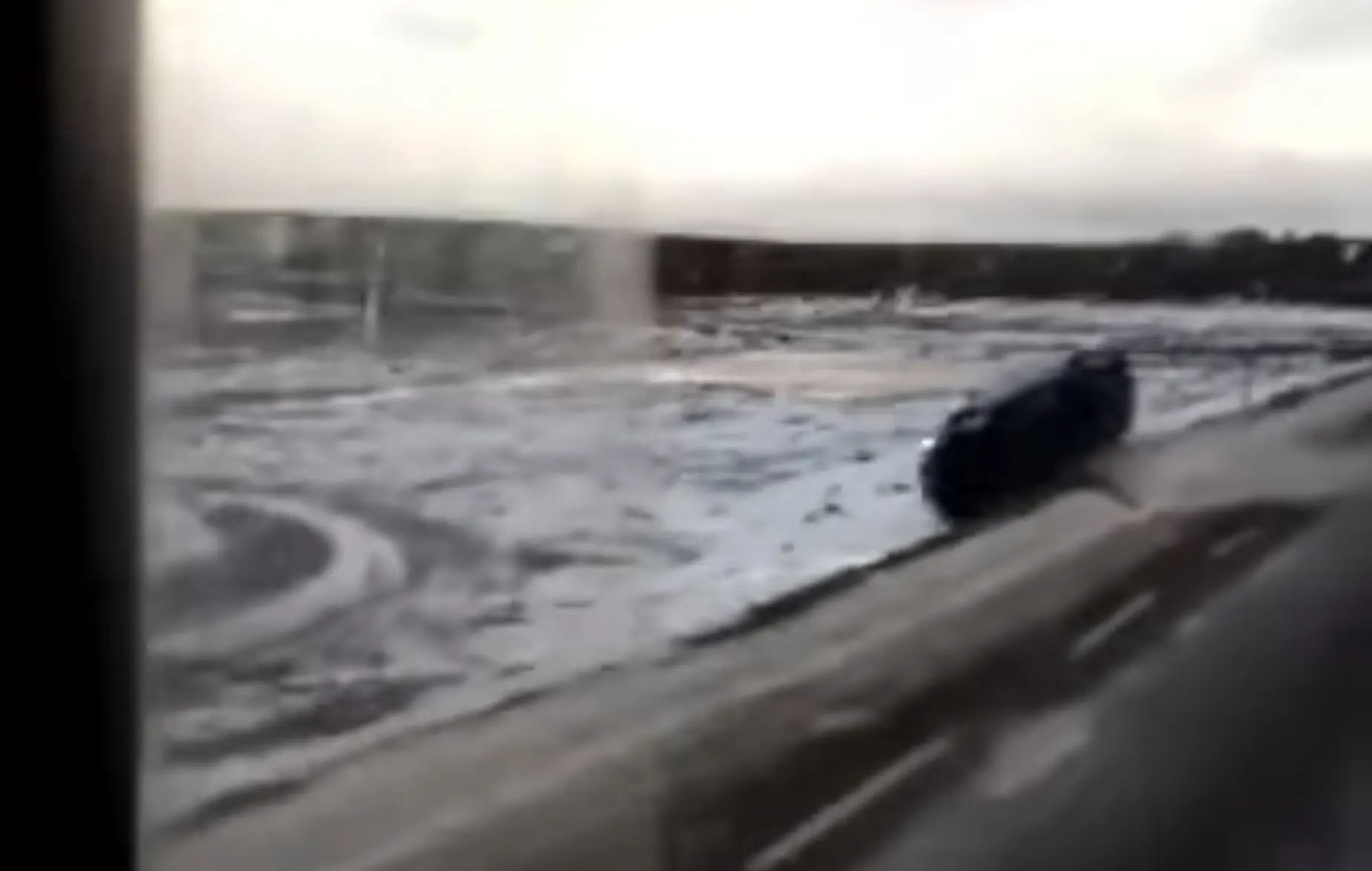 Tee on nii libe, et avariid nähes pidurdama hakanud auto lendab samuti üle katuse kraavi