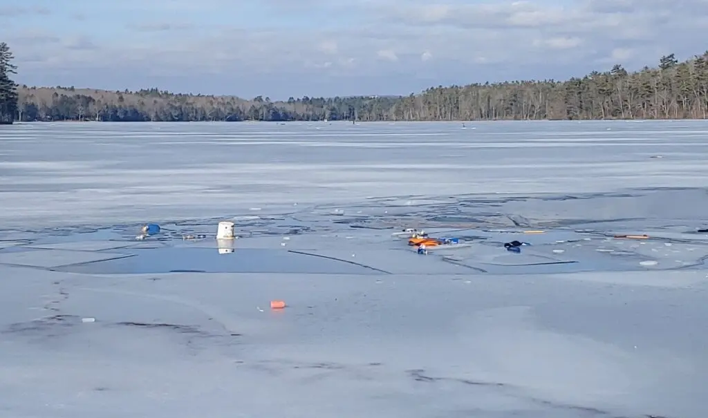 ATV vajus Peipsil läbi jää. Üks sõitjatest külmus surnuks, teist alles otsitakse
