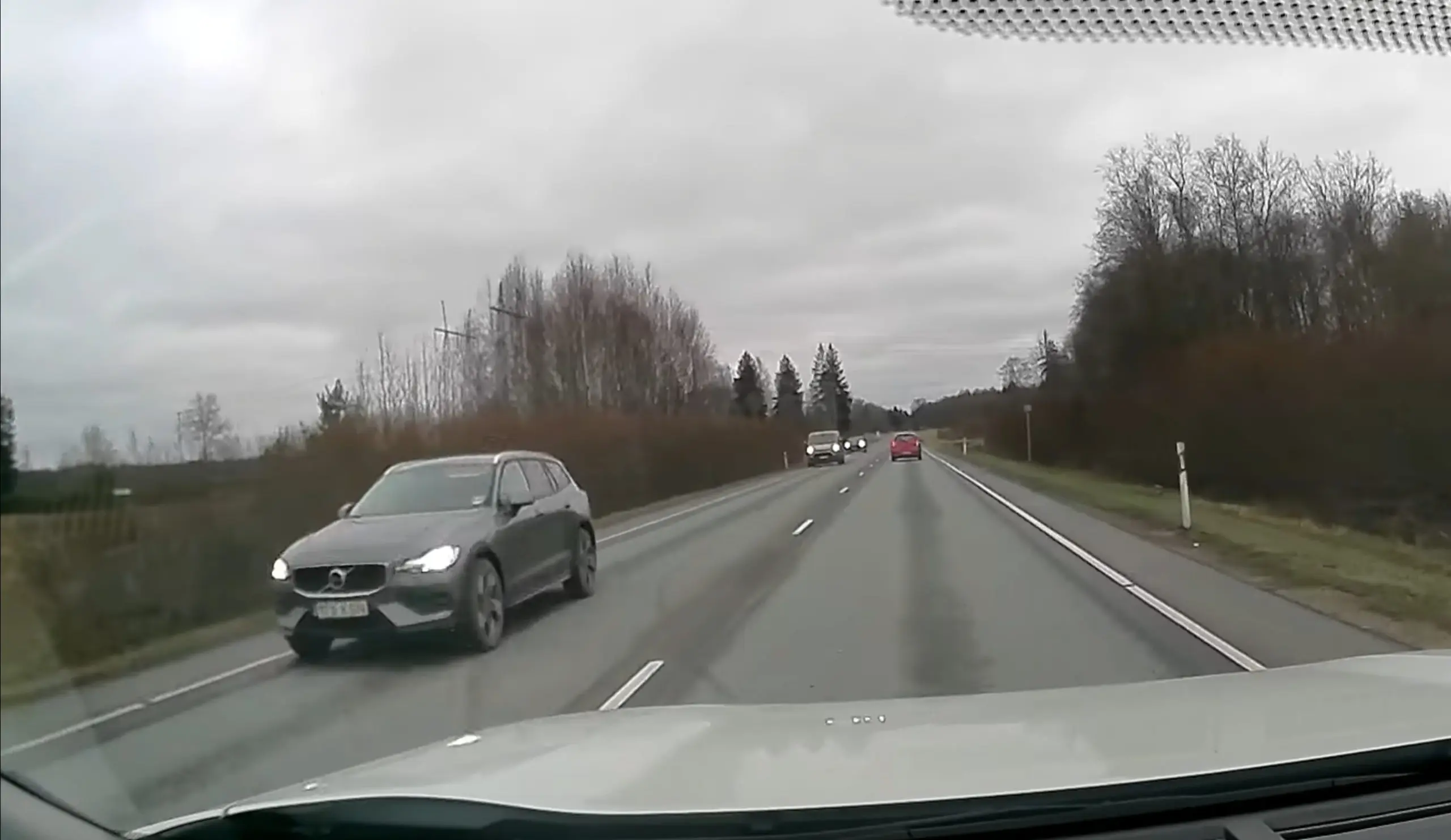 Auto kord kraavis, kord jälle vastassuunas. Ei tea kas ta ise ikka teadis kuhu sõita tahtis?