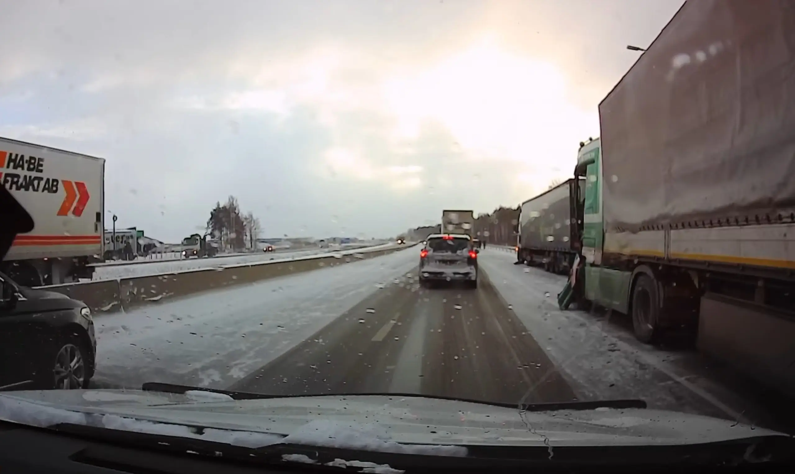 Kas veoauto kabiini uks kukubki juba kerge kõksu peale küljest ära?
