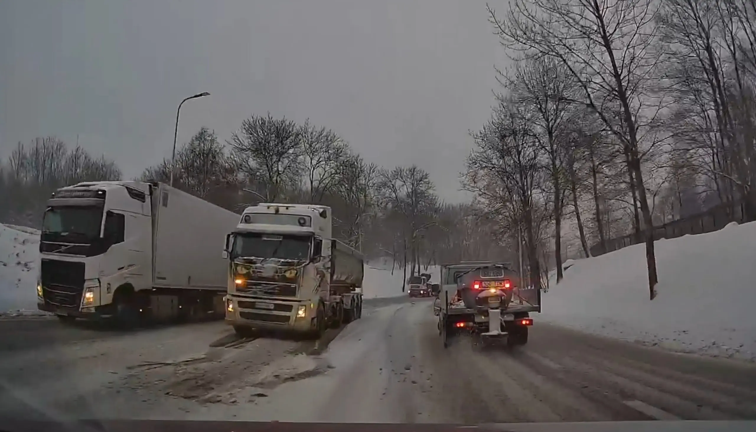 Tähelepanu! Lauluväljaku juures on tee nii libe, et suured veoautod libisevad tagasi mäest alla