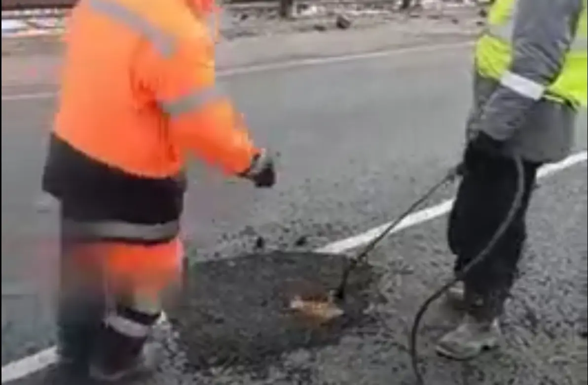 Vaata, kuidas Venemaal teedele talvist pisiremonti tehakse
