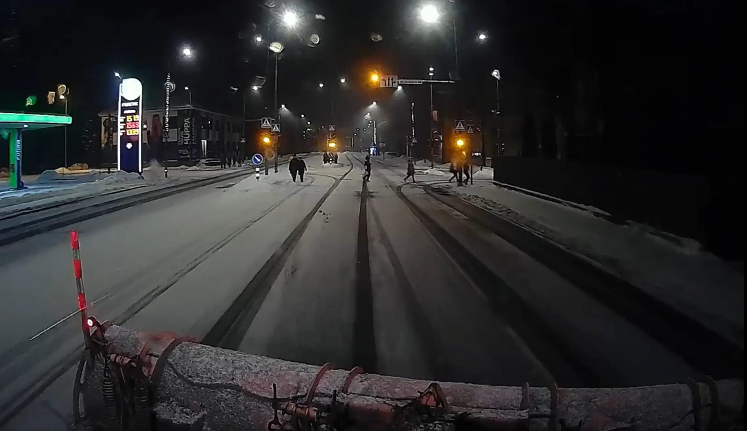 Uut aastat vastu võtnud inimesed pidutsesid ja kakerdasid just nagu arutud keset teed