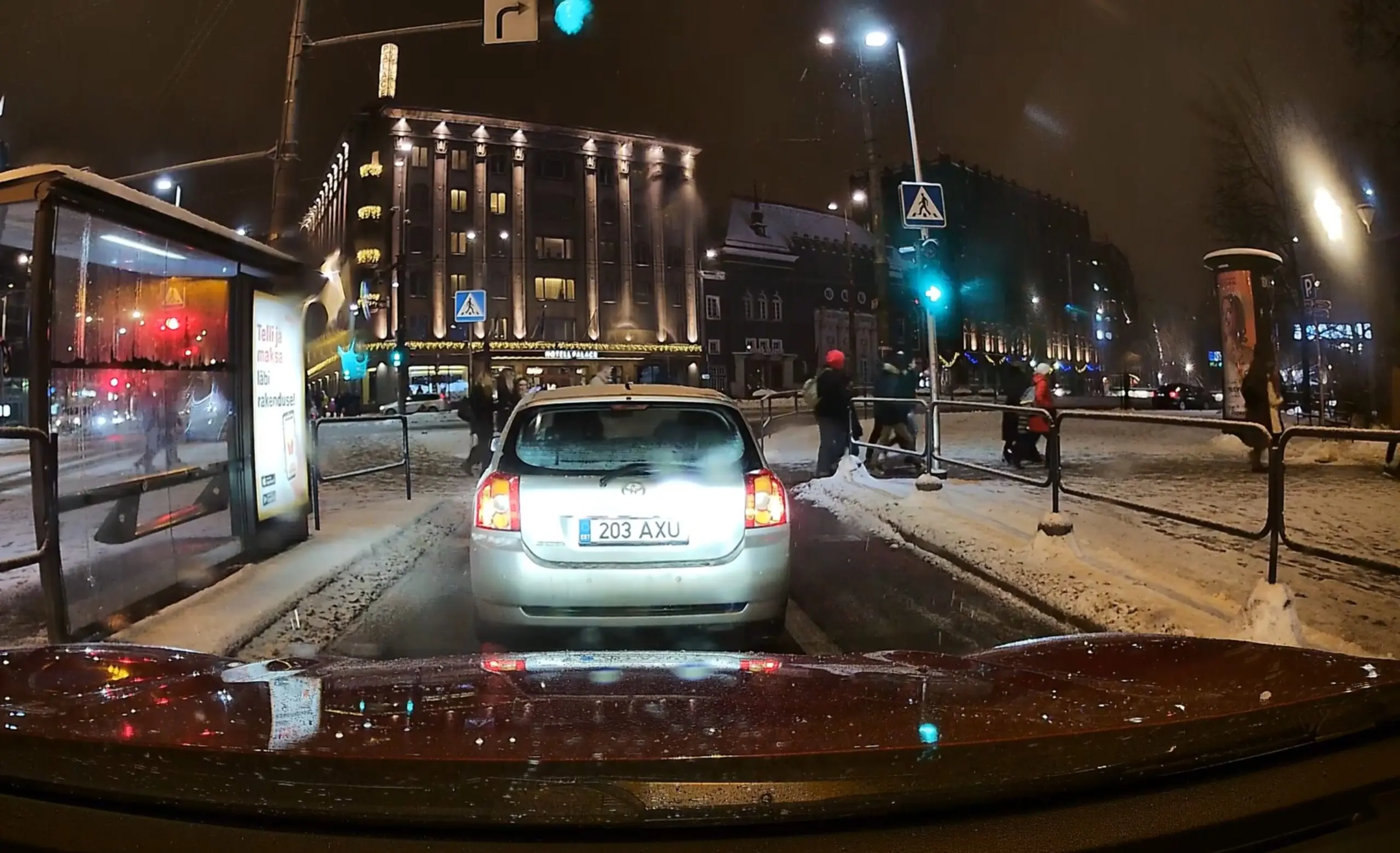 Ronivad punase tulega otse rühmiti sõiduteele