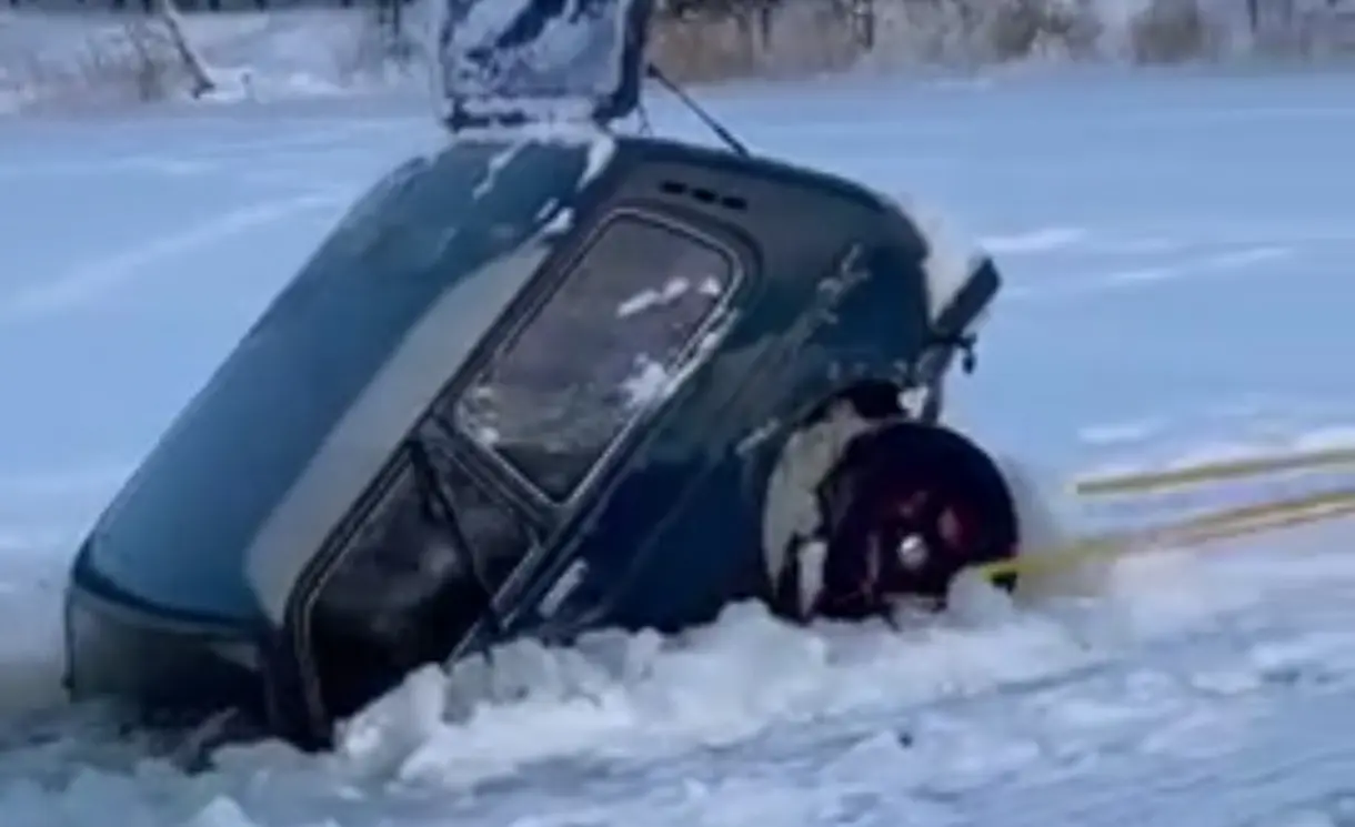 Vaata, kuidas jää alla vajunud autot välja tõmmati