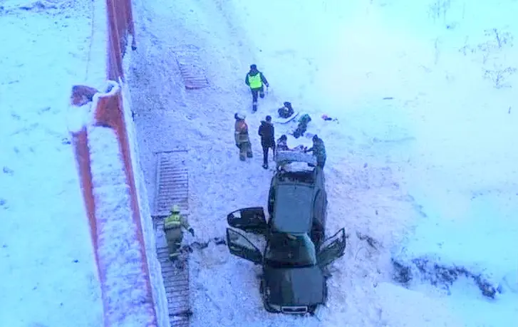 Veoautoga kokkupõrganud sõiduauto kukkus sillalt alla