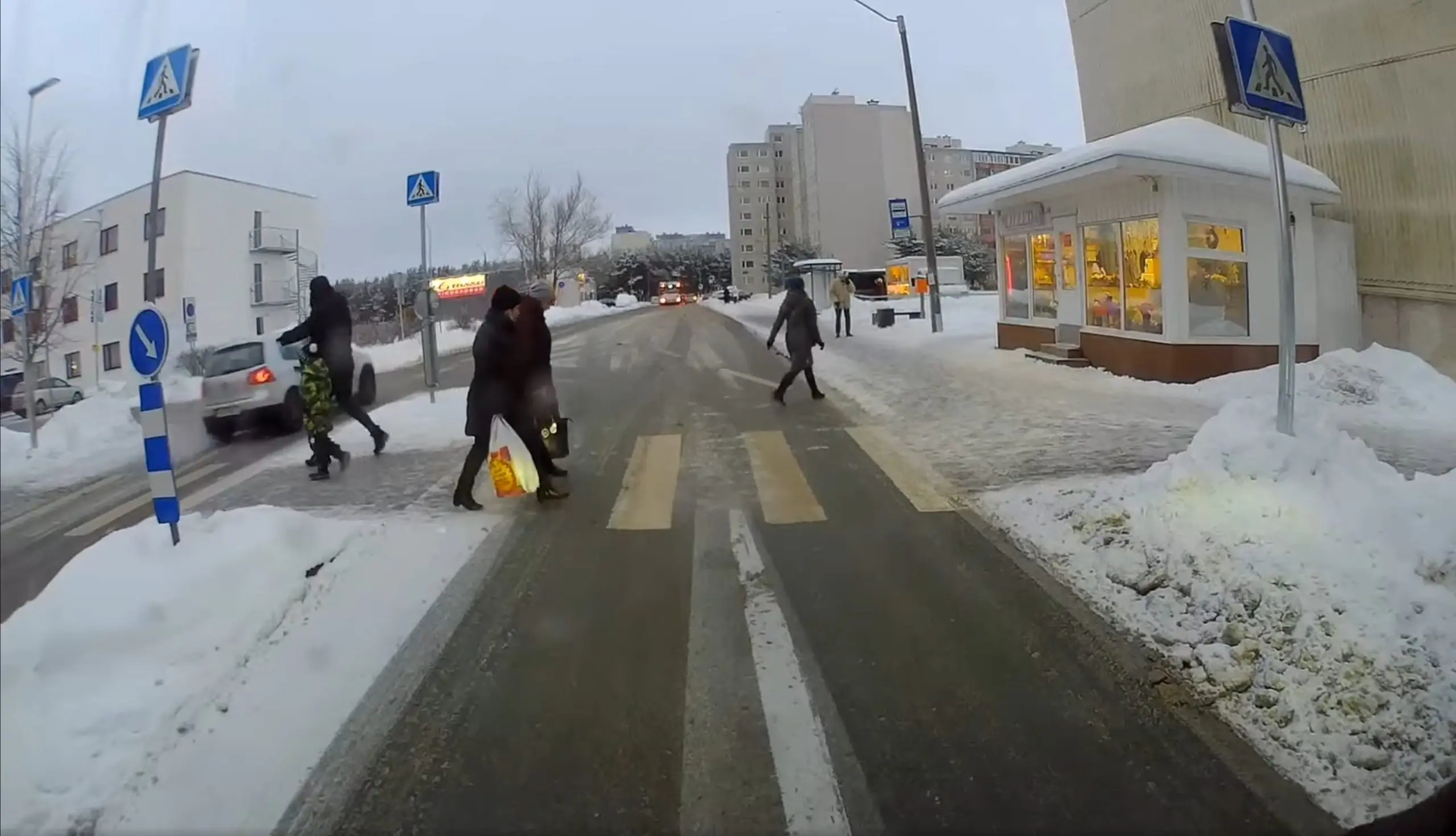 Äärepealt oleks ülekäigurajal jalakäijad alla ajanud