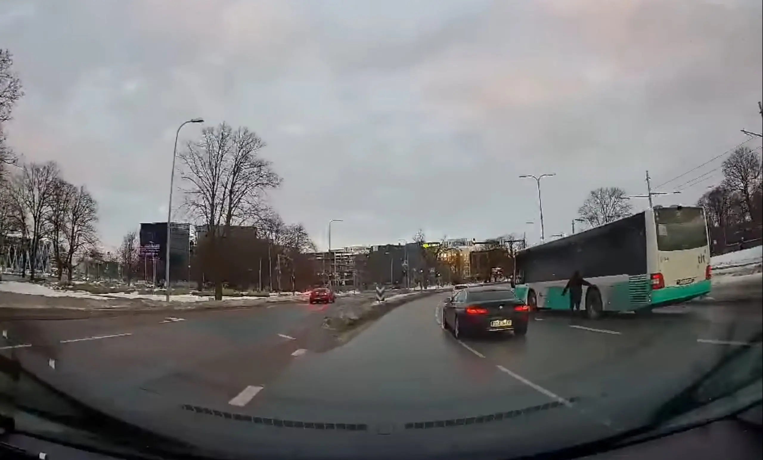 Vaata, mis juhtus! Tallinnas sõitis linnaliinibuss peatusest ilma juhita minema
