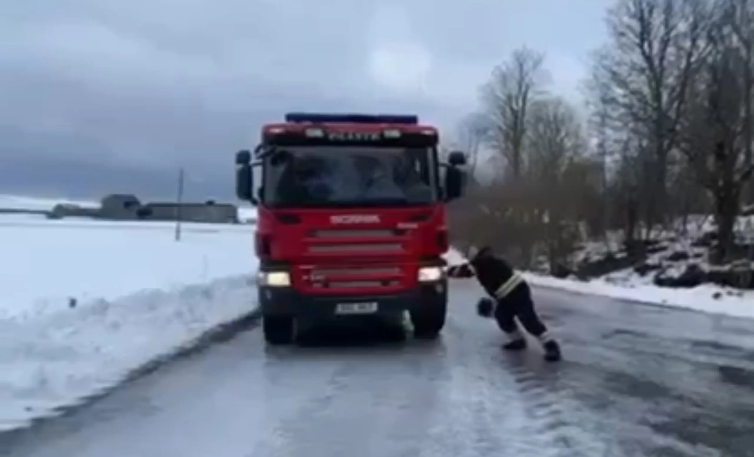 Valjala päästjad lükkavad autosid kraavi