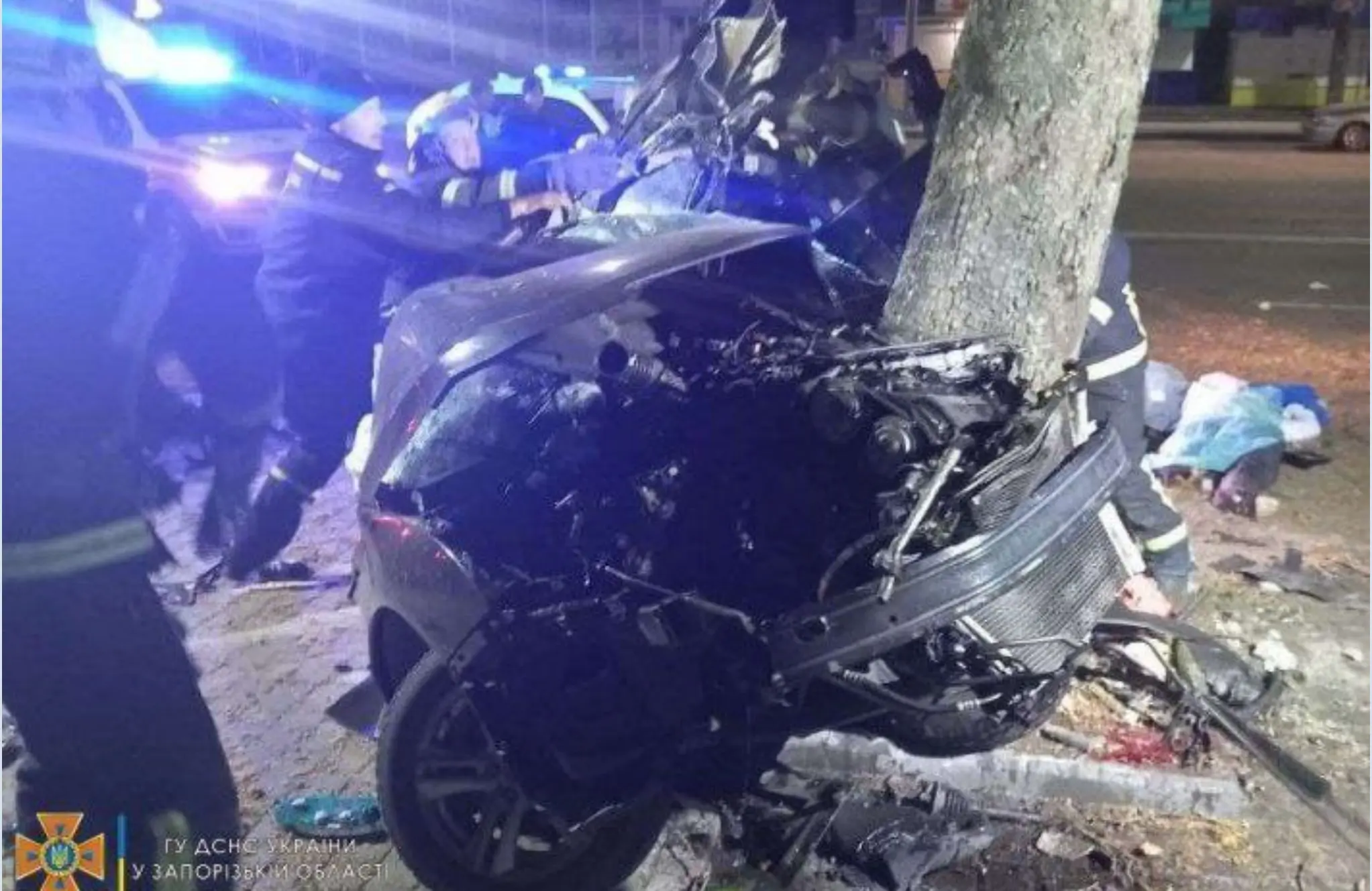 Purjus politseinikud said raskes avariis surma, kui nende auto vastu puud pooleks murdus