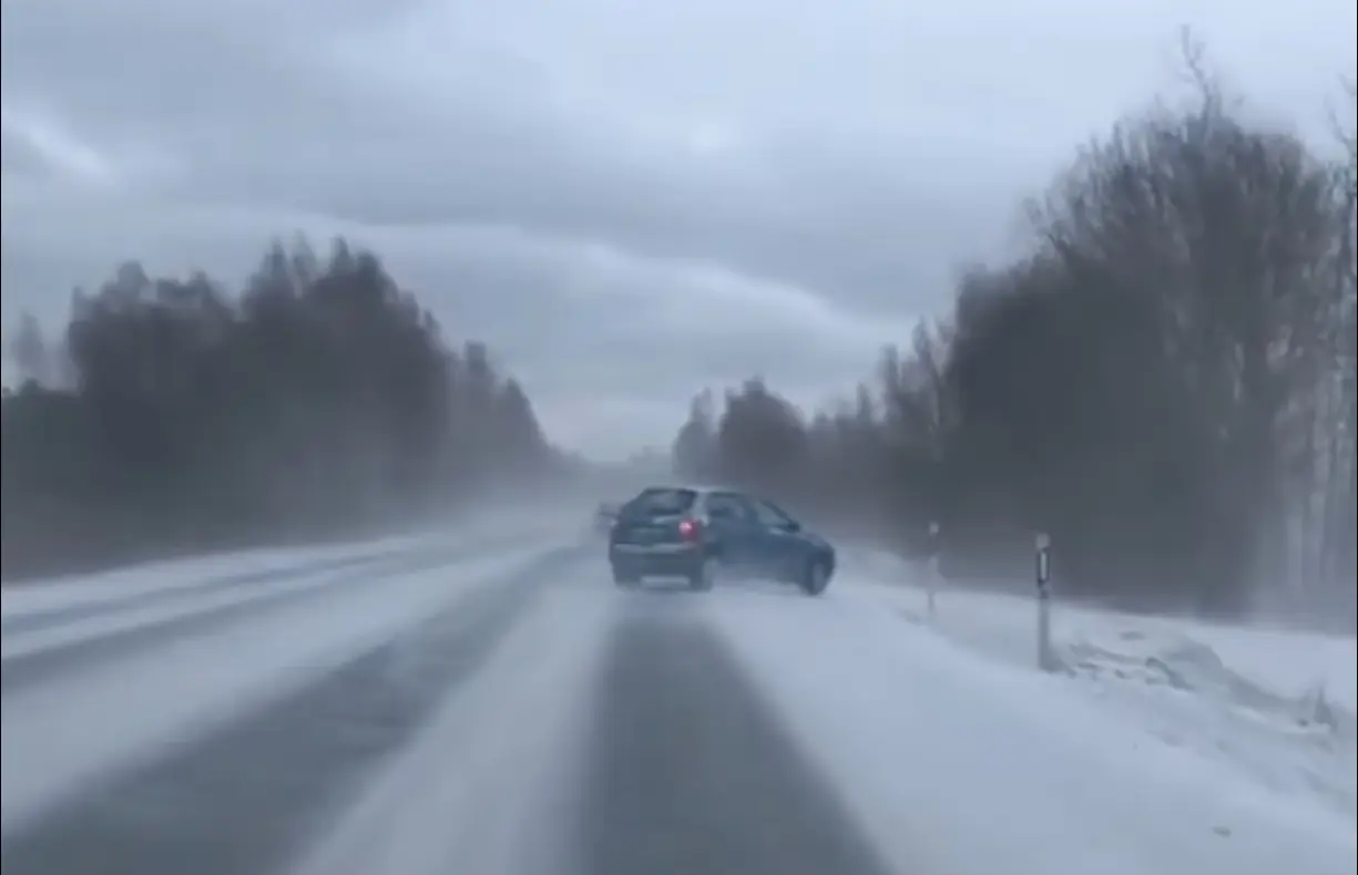 Tuul ja libedus ning sõiduauto lendaski kraavi