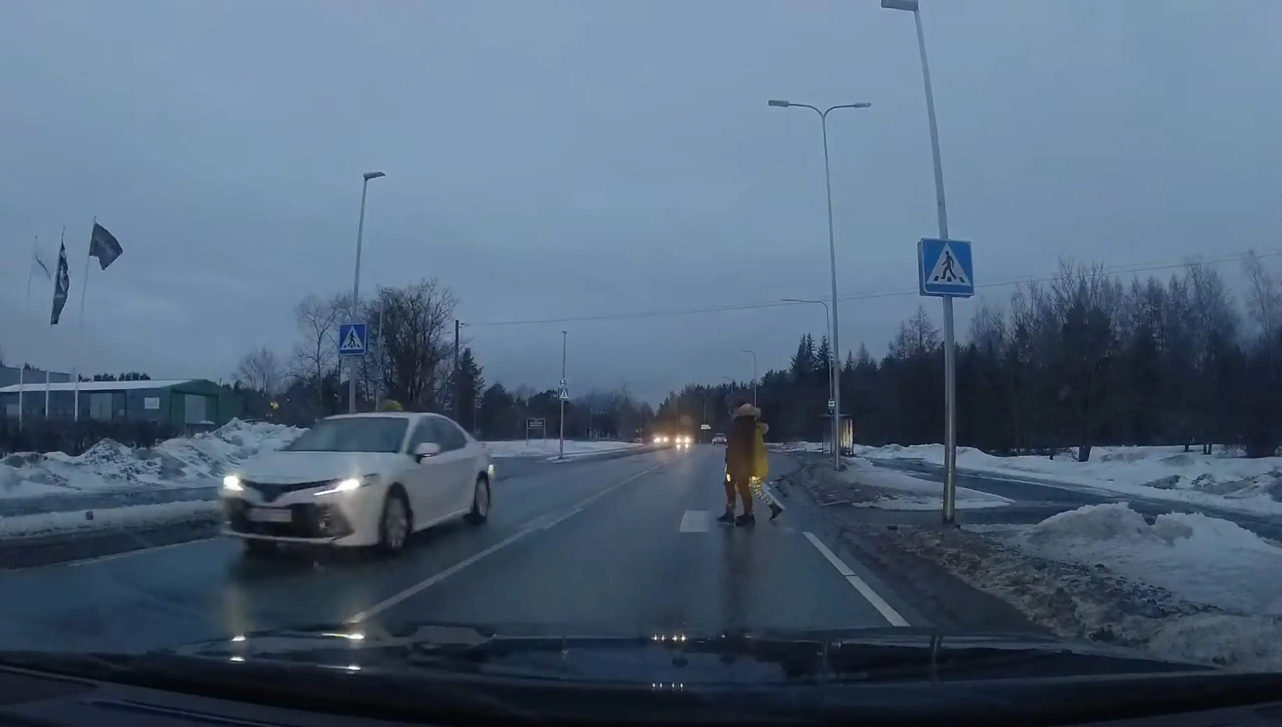 Taksojuht oleks ülekäigurajal inimesed alla ajanud