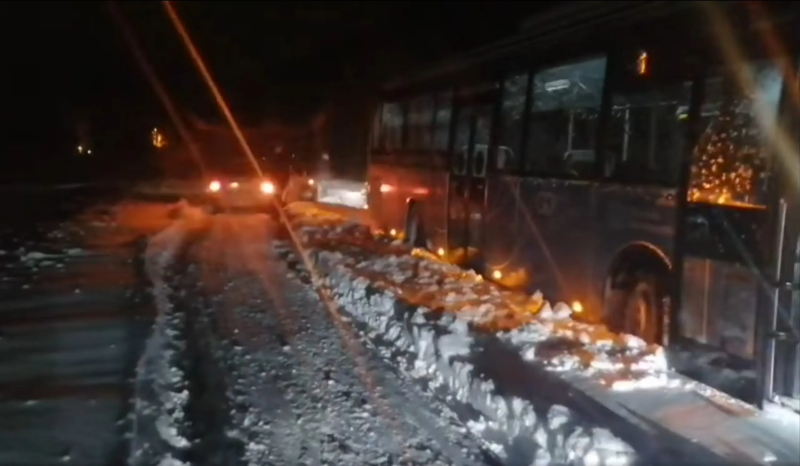 Videod: selline seis valitseb siis praegu teedel. Esimesed autod juba kraavis