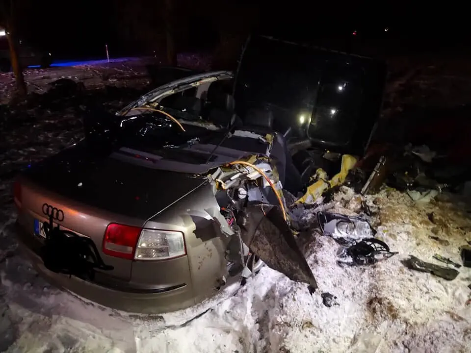 Roolijoodik kihutas autoga vastu puud nii, et selle jupid lendasid 150 meetri kaugusele laiali