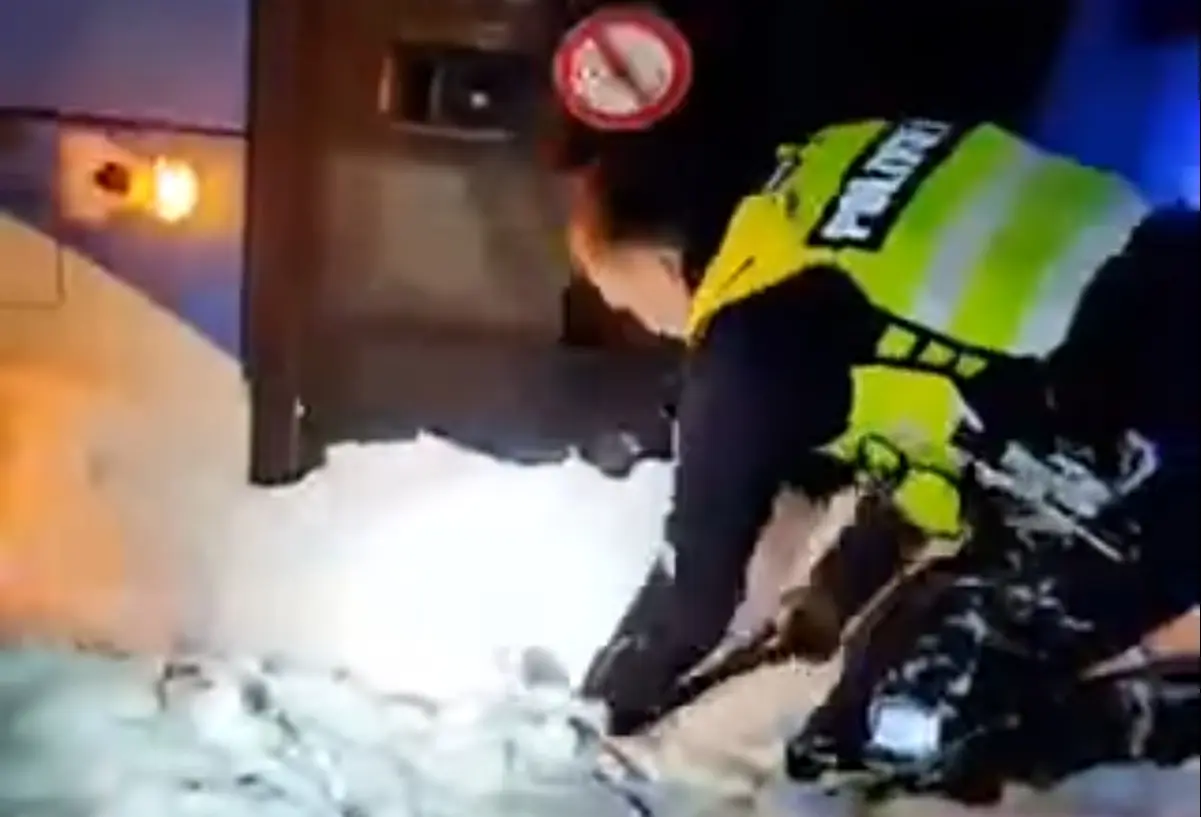 Politseinikel tuli liinibuss lumest välja kaevata