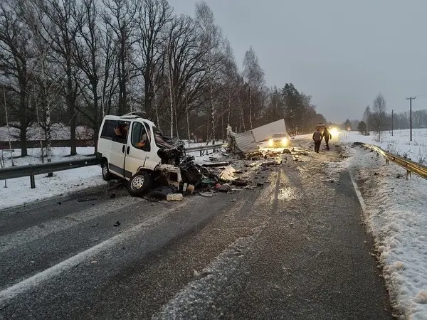 Väikebussi ja veoauto raskes kokkupõrkes sai üks inimene surma ja teine viidi raskes seisus haiglasse