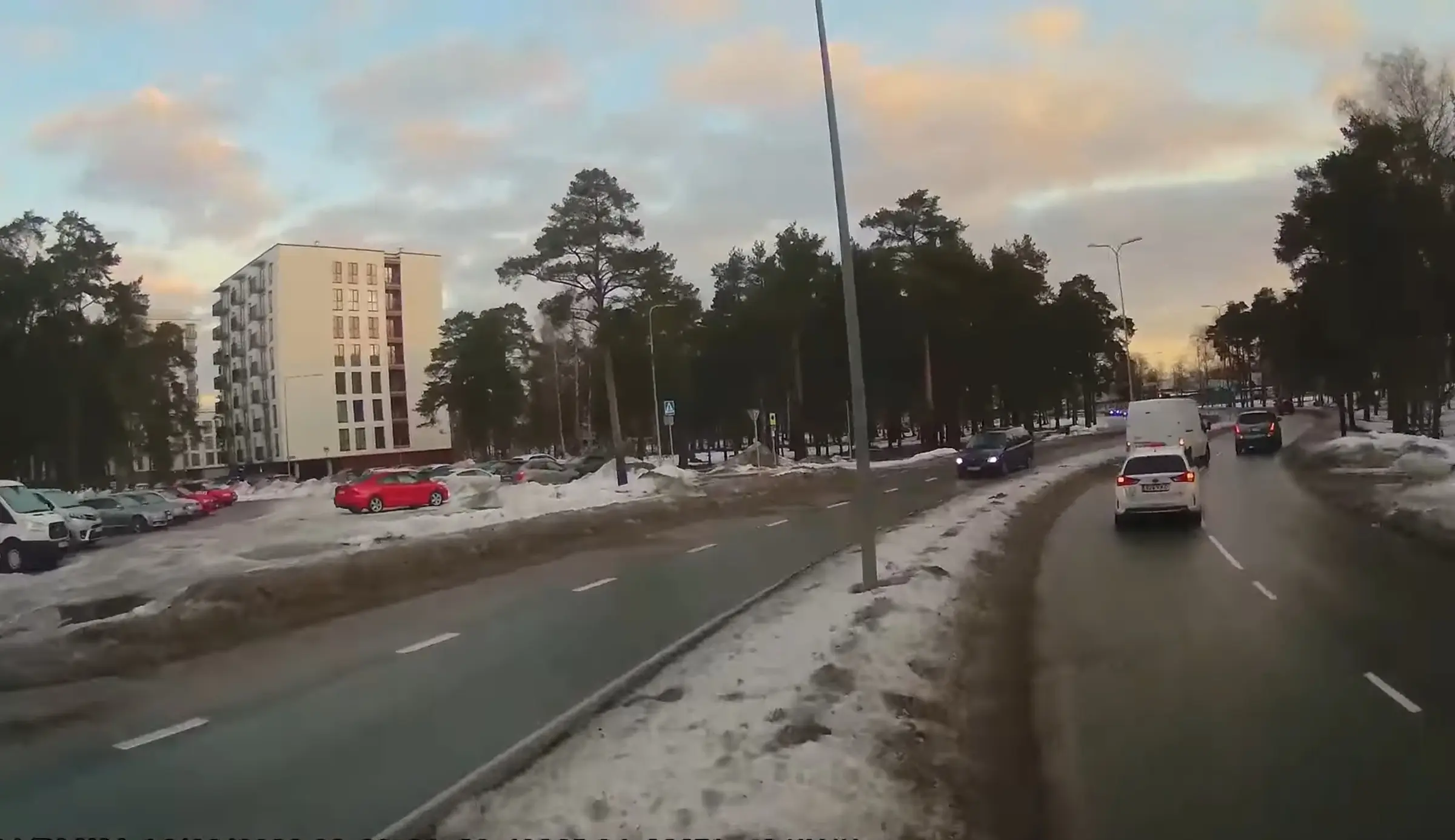 Tuletõrjeauto sõitis libeda tõttu teelt välja