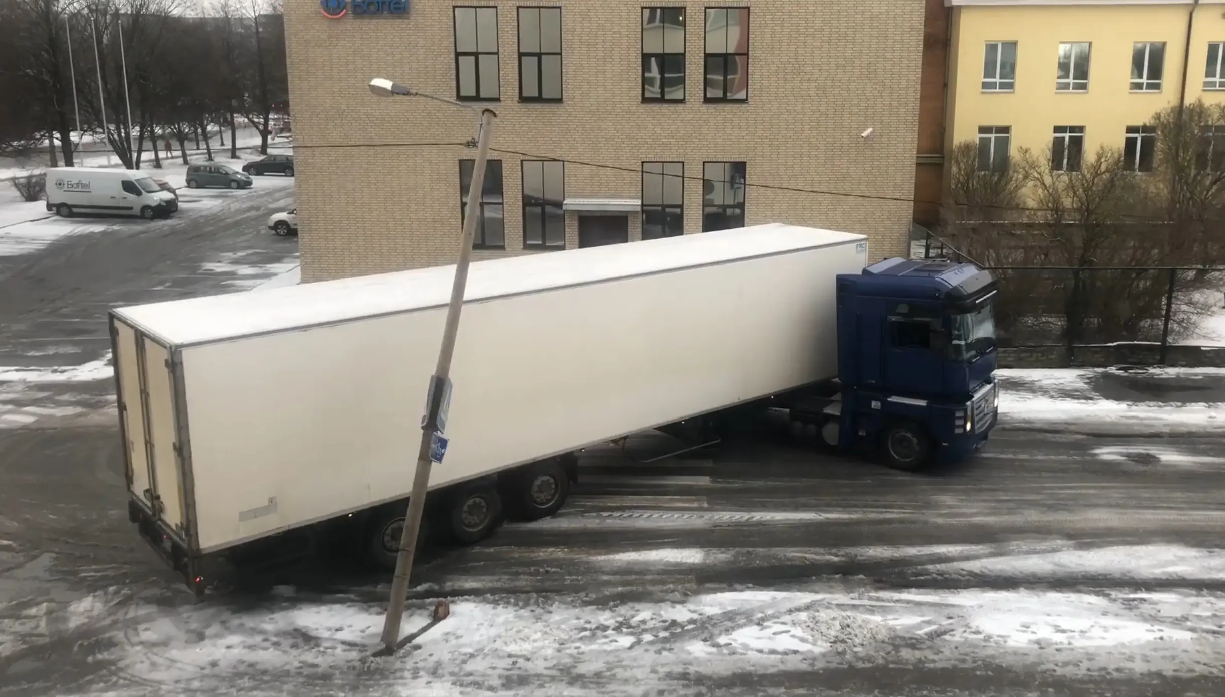 Reka sõitis kooli kõrval posti maha