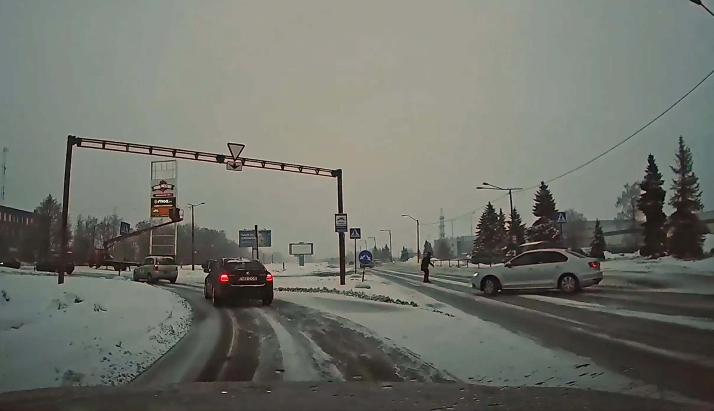 Jalakäija oleks napilt ülekäigurajal auto alla jäänud