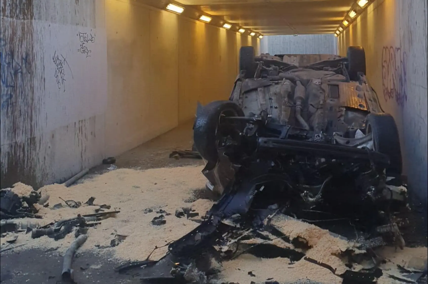 Auto lendas Järvevana tee jalakäijate tunnelisse. Juht viidi raskes seisus haiglasse