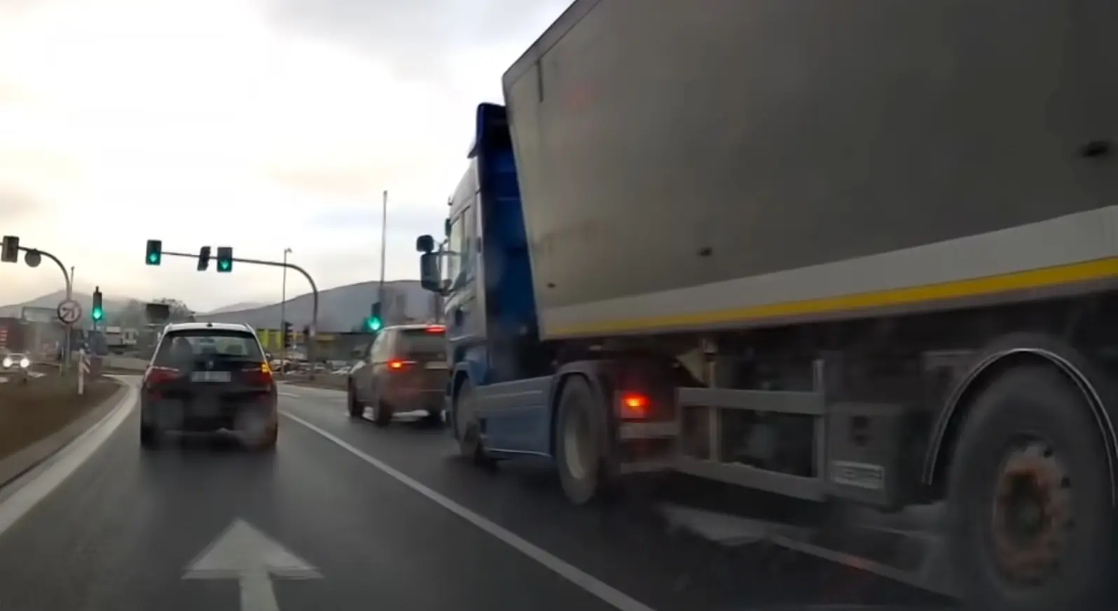 Vaata, mis juhtub, kui teel kohtuvad kaks bemmivenda