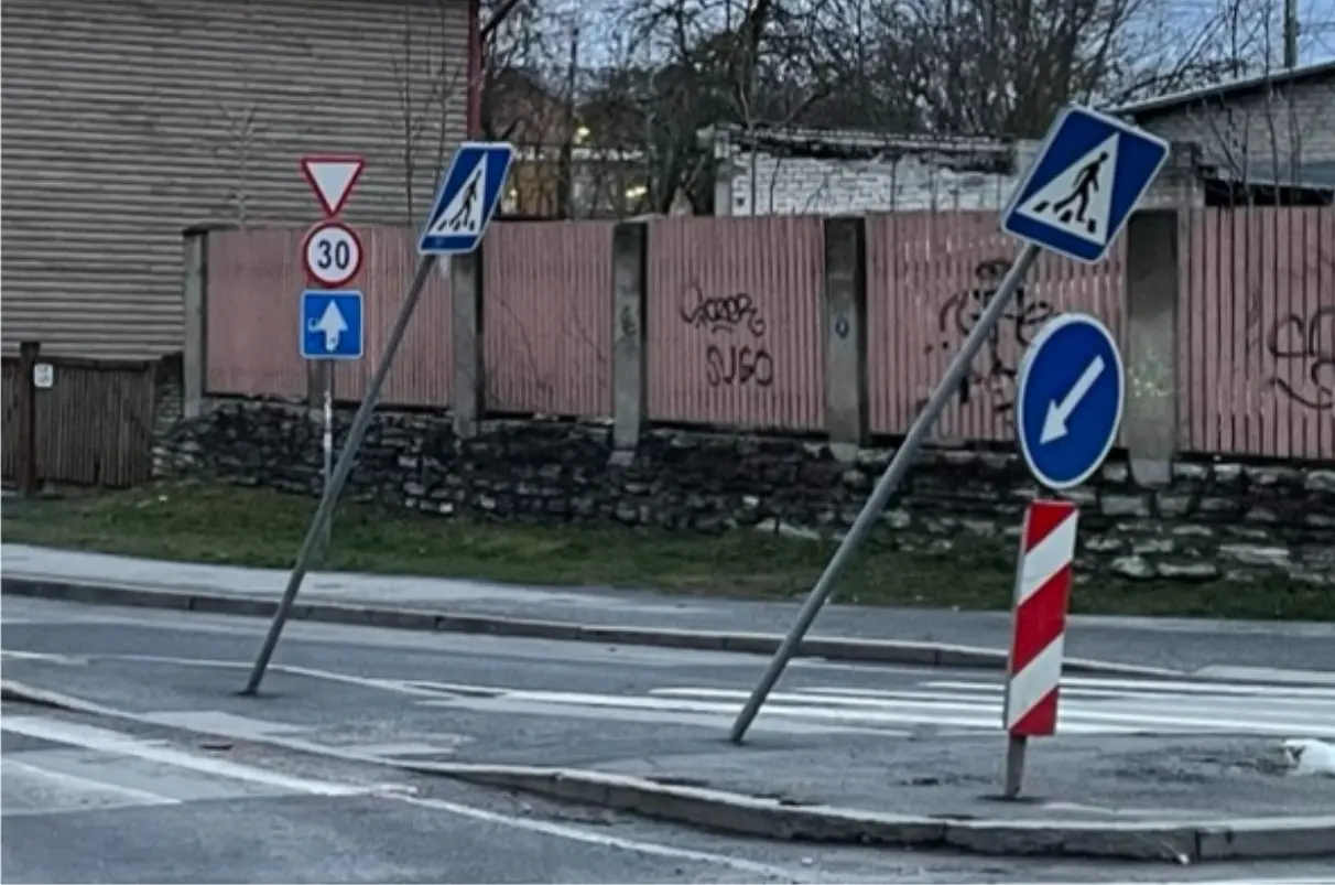 Tallinna Transpordiamet kutsub üles teatama kahjustatud liiklusmärkidest