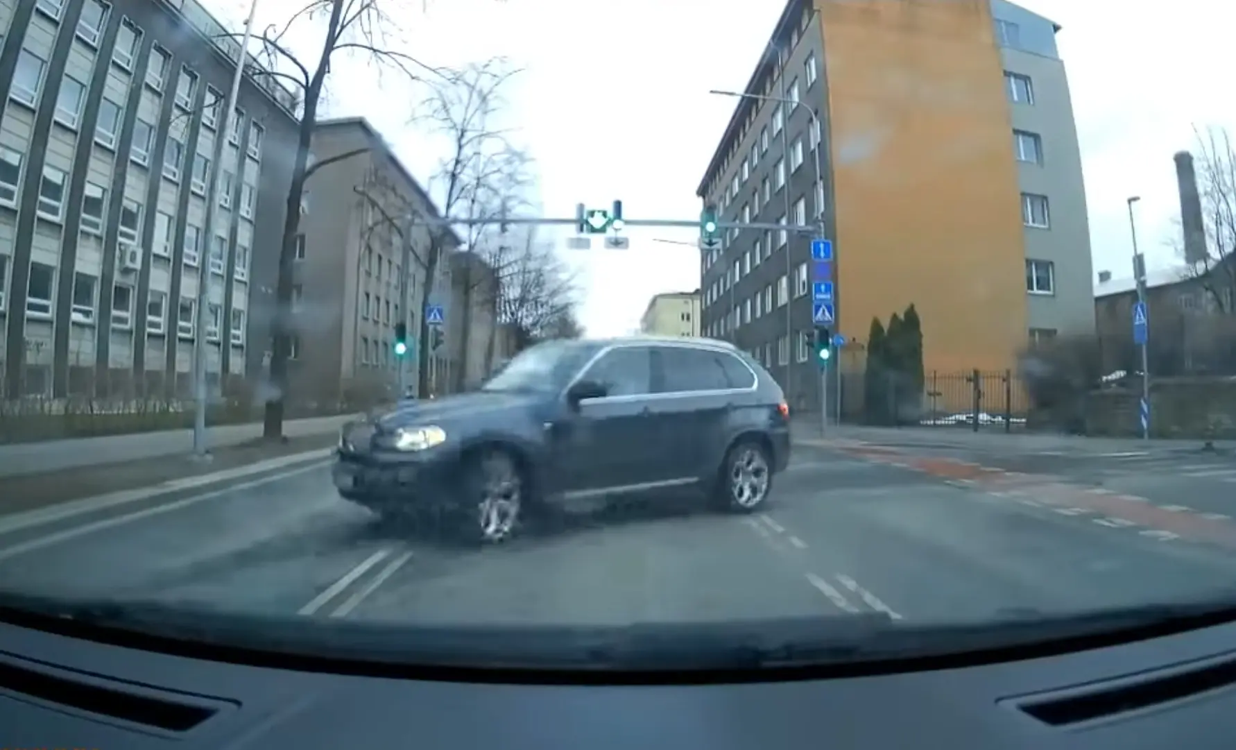Ootas viisakalt kuni roheline tuli põlema hakkas. Teistel