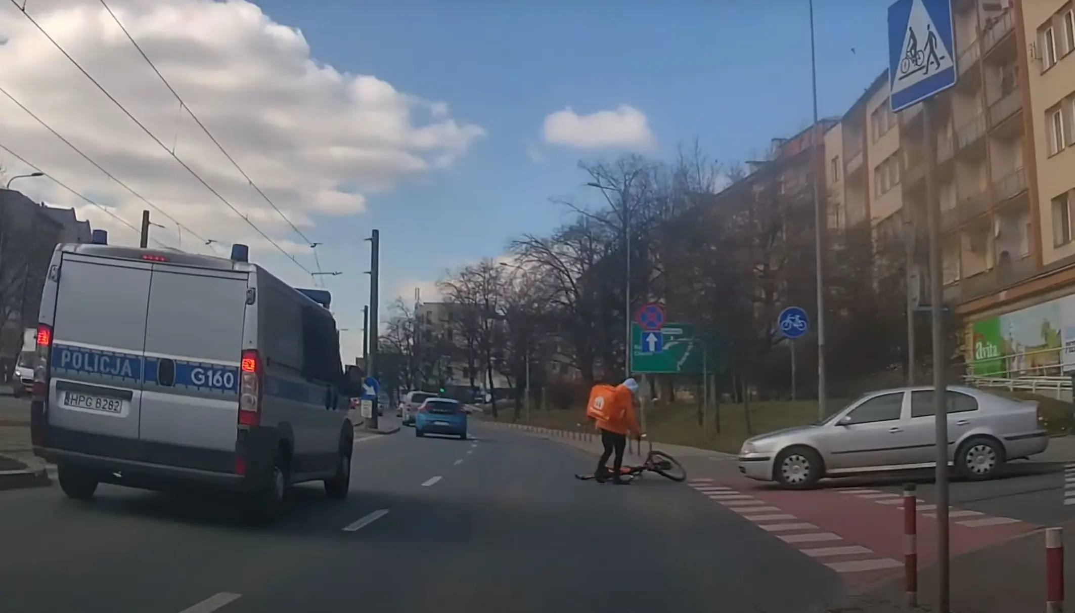Politsei ignoreeris avariid, milles rattur auto alla jäi