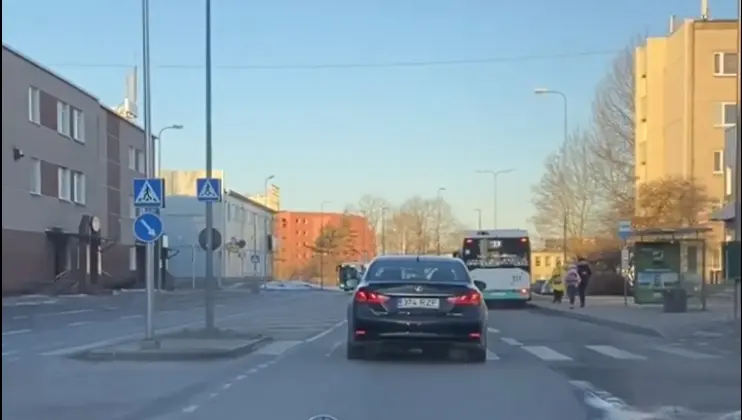 Millega küll ta seal roolis tegeleb?
