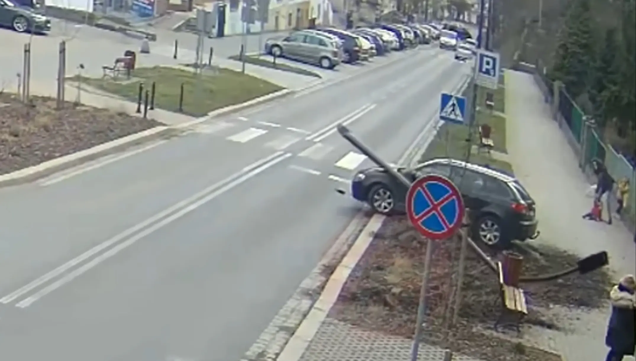 Auto sõitis tänavavalgustusposti pikali, kuid sellega lugu veel kaugeltki ei lõppenud