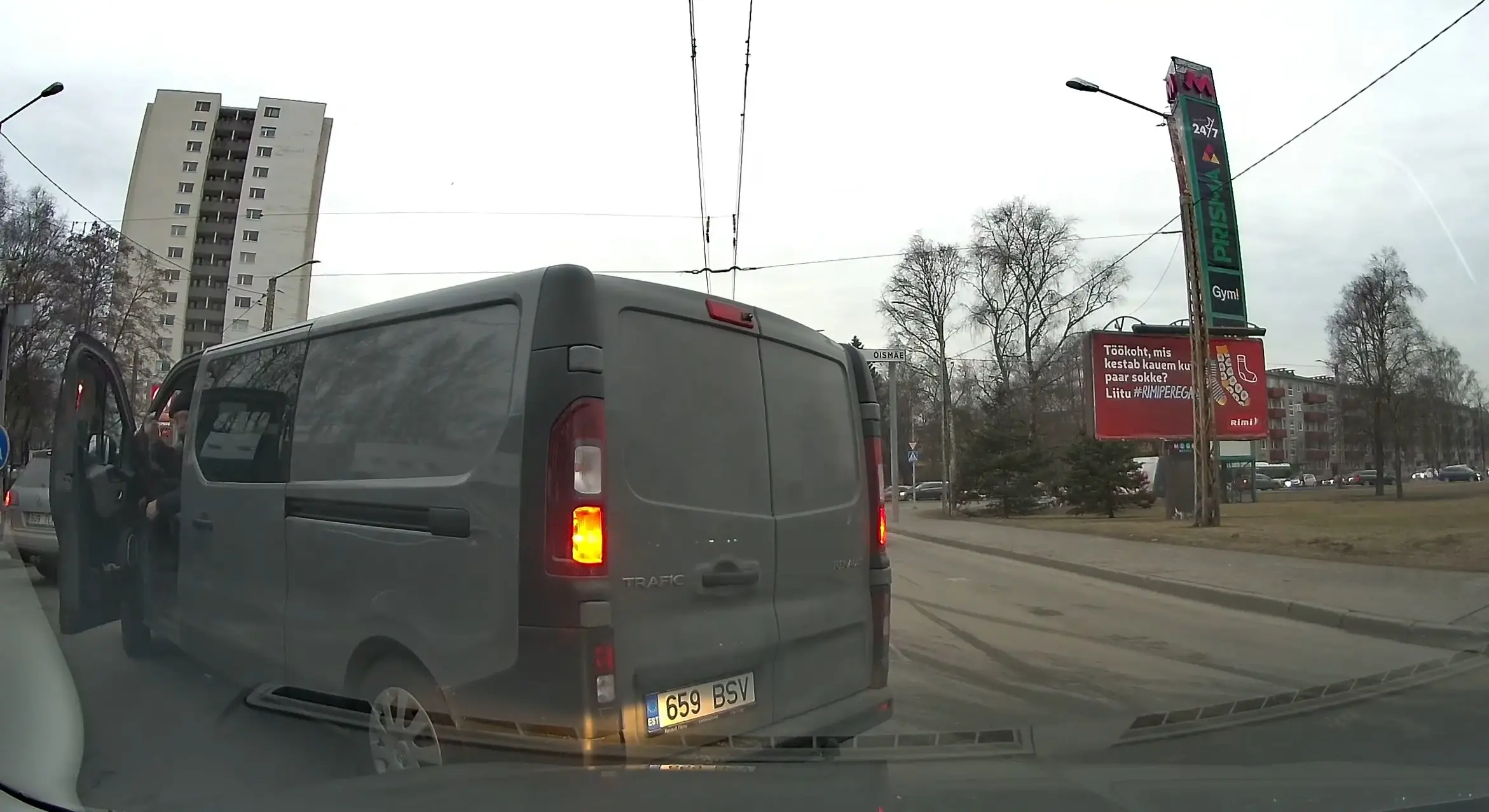 Blokeerib terve magistraali liikluse ja vehib veel kätega!
