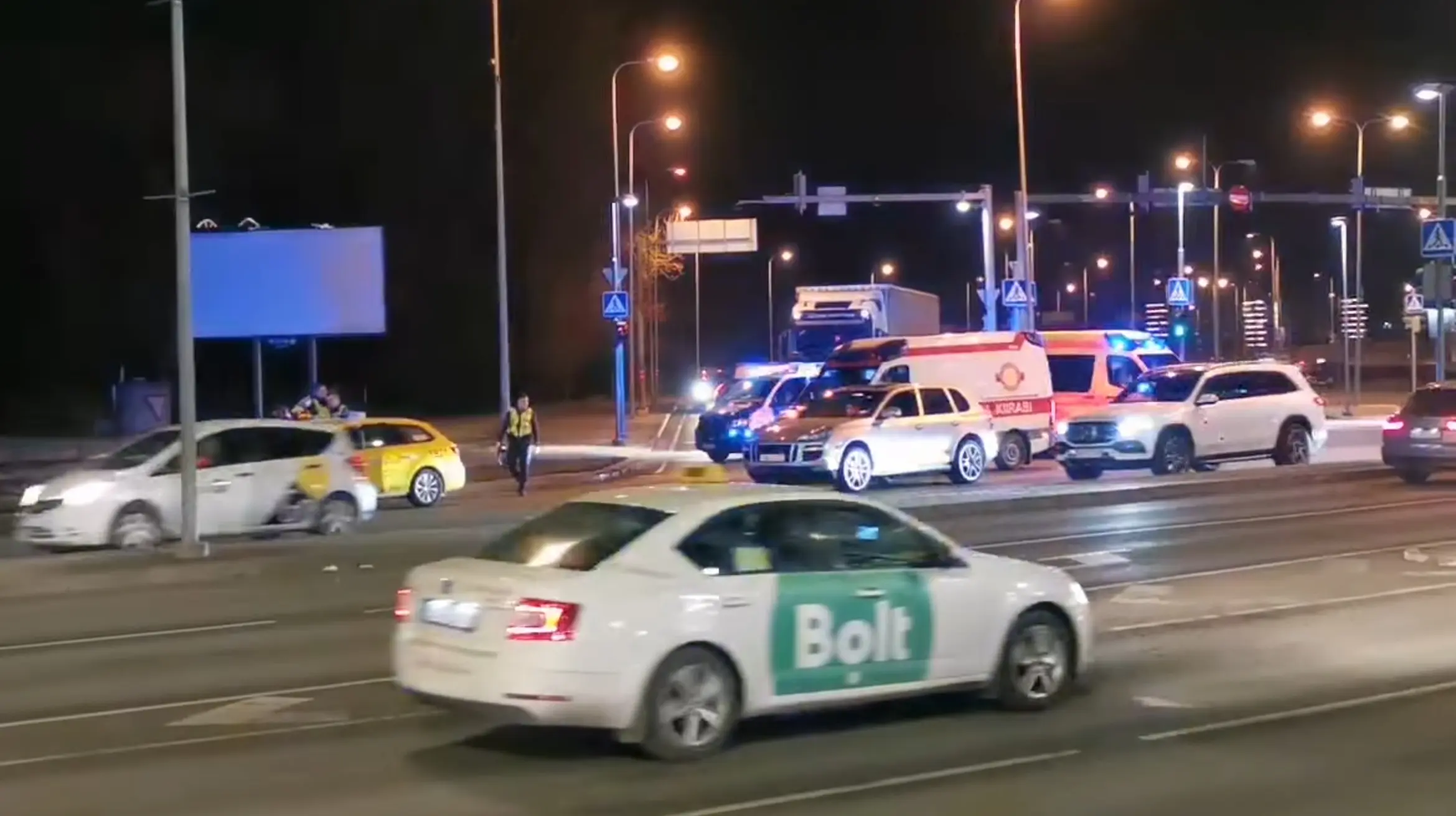 Tallinnas kahe auto alla jäänud mees suri haiglas
