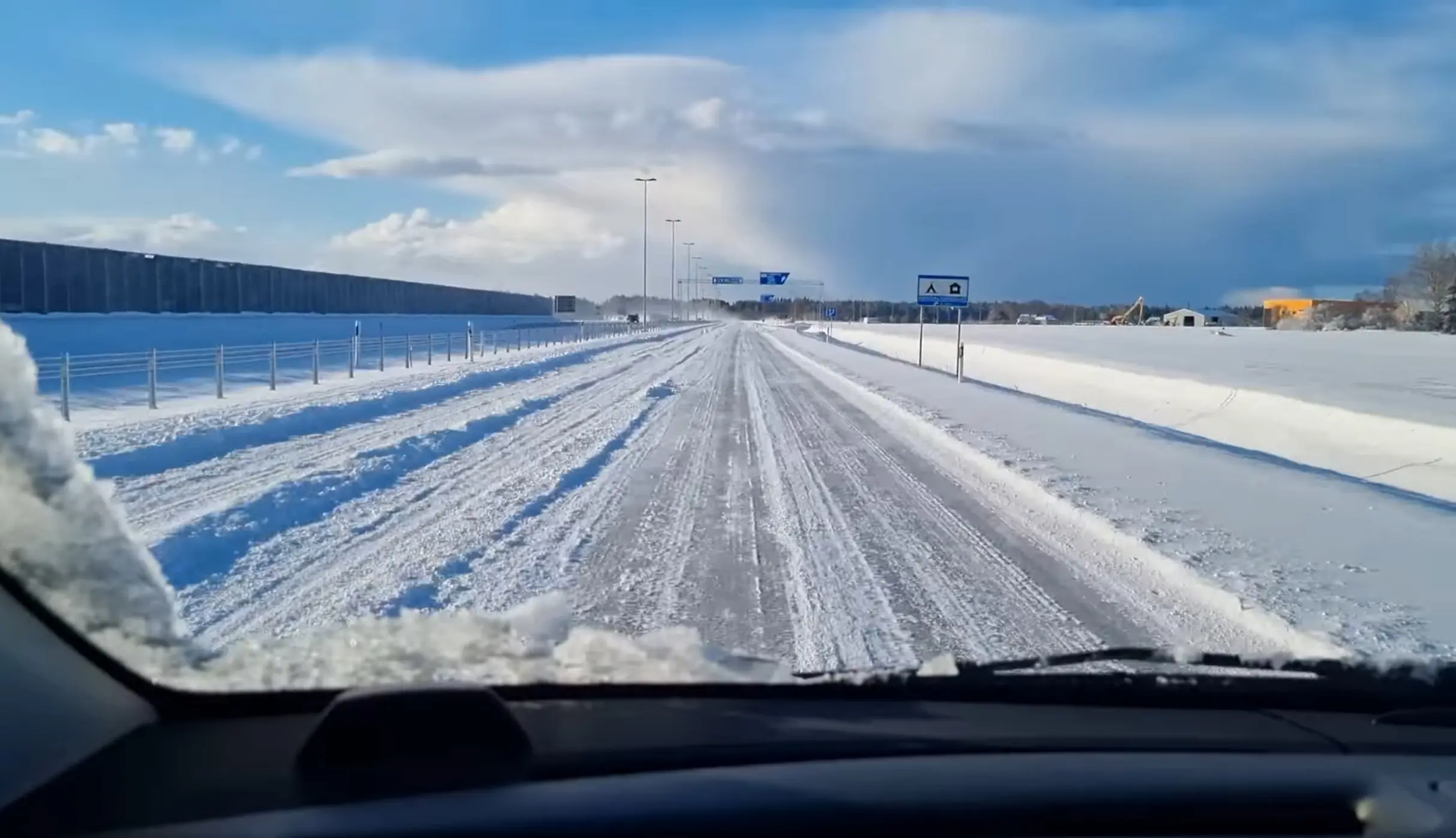Tallinn-Tartu maantee. Mingit teehooldust kuskilt ei paista