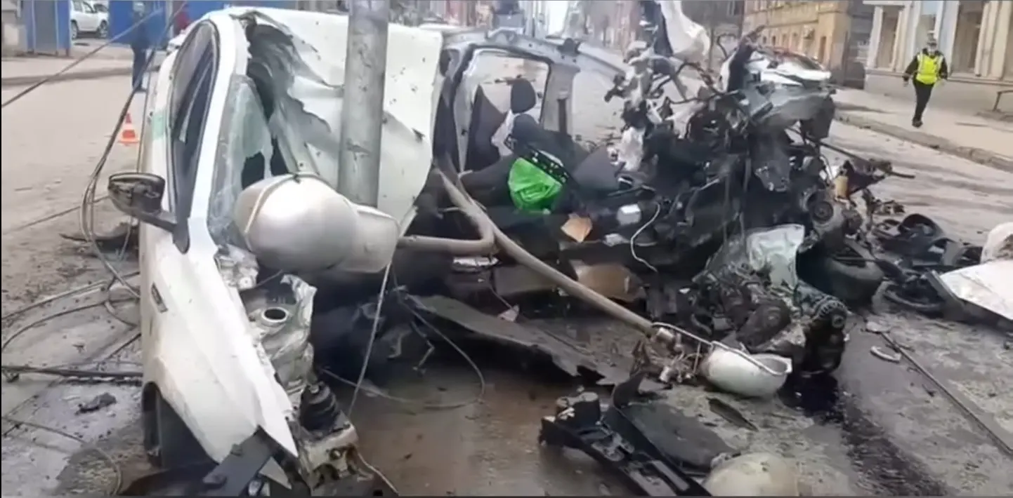 Rendiauto kihutas suurel kiirusel vastu posti ja purunes tükkideks