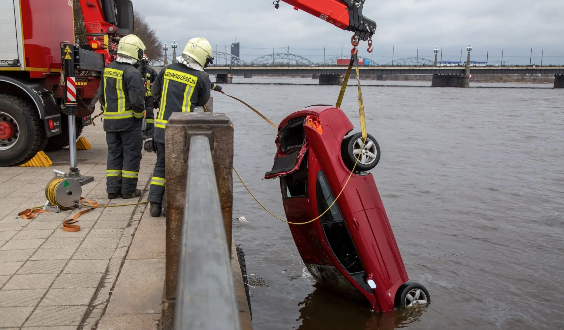Riias sõitis auto jõkke ja läks loetud minutitega põhja